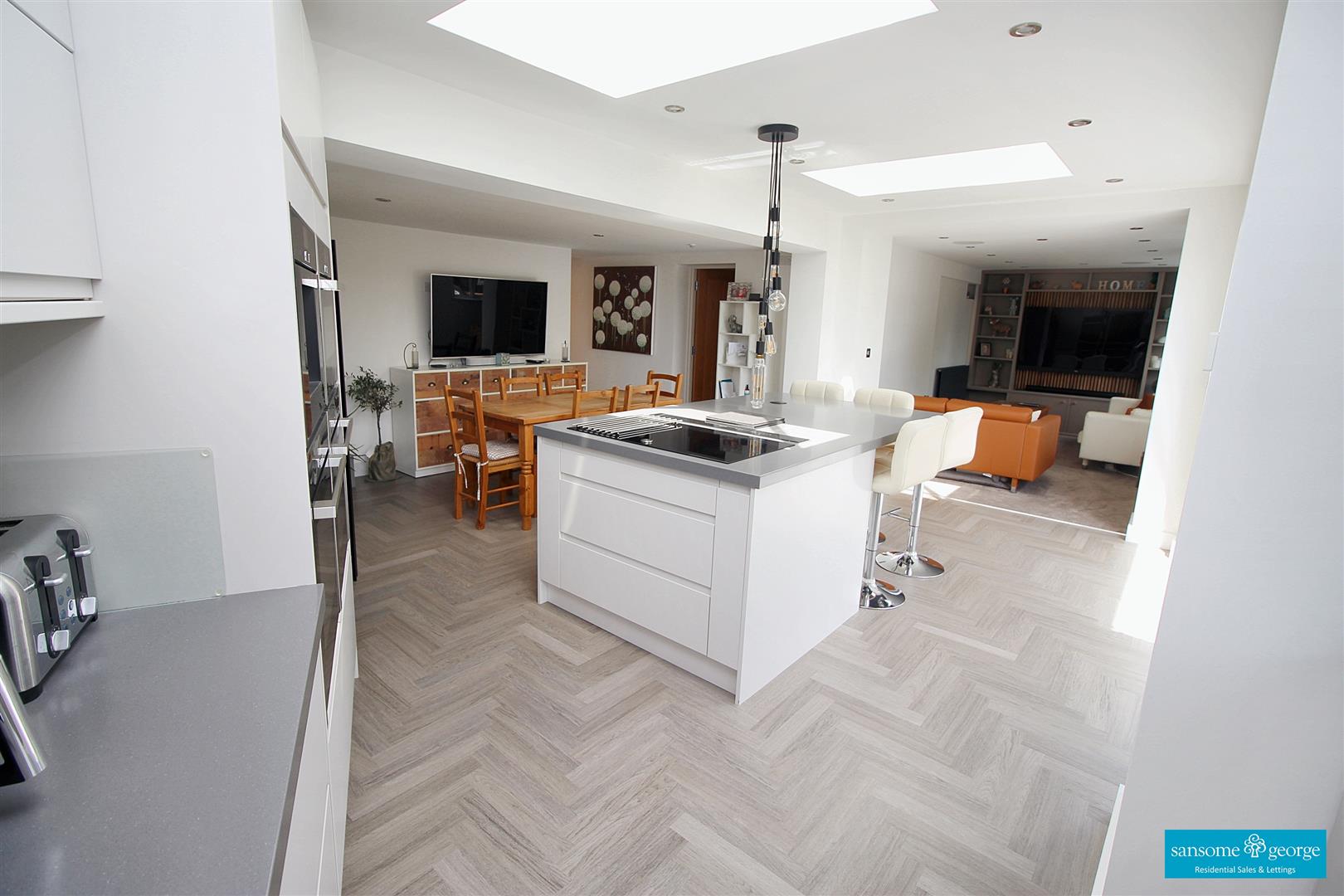 3 bed property in Staddlestone Close, Reading